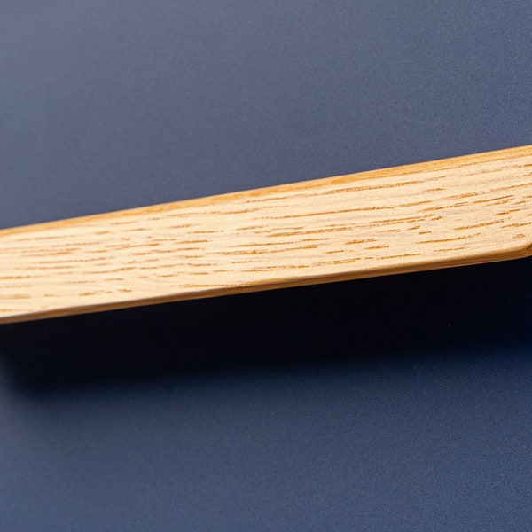 Practical and ergonomic wooden handle. Made of wood that gives warmth and elegance, it fits into any environment.