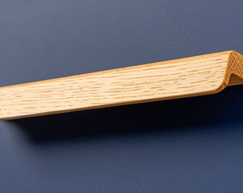 Practical and ergonomic wooden handle. Made of wood that gives warmth and elegance, it fits into any environment.