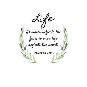 Könnte beinhalten: Eine Aquarell-Illustration eines grünen Blätterkranzes mit dem Text "Life" in kursiver Schrift. Der Text unter dem Kranz lautet "As water reflects the face, so one's life reflects the heart. Proverbs 27:19".