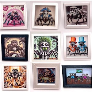 Può includere: Una collezione di nove illustrazioni incorniciate con diversi ragni dei cartoni animati. Le illustrazioni sono in vari stili, tra cui stravaganti, inquietanti e carini. Le cornici sono tutte bianche con un passepartout nero.