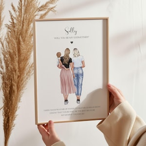 Könnte beinhalten: Gerahmter Druck mit hellem Holzrahmen. Der Druck zeigt eine Illustration von zwei Frauen und einem Baby mit dem Text "Sally, WILL YOU BE MY GODMOTHER?" und einem Zitat darunter. Die Frauen sind von hinten zu sehen.