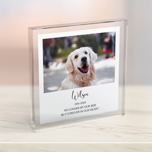 Puede incluir: Un bloque de foto de acrílico transparente con una imagen de un perro golden retriever. El texto "Wilson 2001-2023 No longer by our side but forever in our heart" está impreso en el bloque.