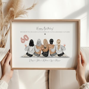 Könnte beinhalten: Gerahmter Druck mit dem Text "Happy Birthday!" und einem Zitat über Freundschaft. Das Bild zeigt fünf Frauen, einen Ballon mit der Zahl "60" und Namen. Ein sentimentales Geschenk zum Geburtstag.