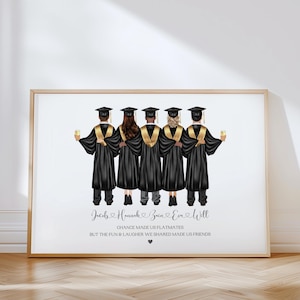 Puede incluir: Una impresión enmarcada que presenta a cinco graduados con batas negras y birretes, cada uno sosteniendo una copa. El texto dice "Jacob, Hannah, Zain, Eve & Will" y "Chance made us flatmates but the fun & laughter we shared made us friends."