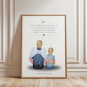 Könnte beinhalten: Gerahmter Kunstdruck mit einer Illustration von Vater und Sohn. Der Vater wird mit Engelsflügeln dargestellt, der seinen Sohn umarmt. Der Druck enthält den Text "Son" und ein Gedicht, mit den Namen "Daddy & Lucas" unten.