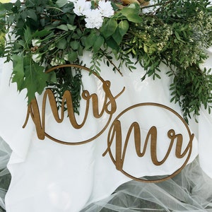 Segni della sedia di nozze, segni di Mr e Mrs in legno, segni della sedia della sposa e dello sposo, segno di benvenuto del basamento di rame Segno di taglio laser di nozze, lui e lei