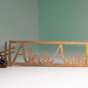 Hashtag Wedding Name Sign Table Settings, Hashtag personalizzato in legno tagliato al laser, Hashtag per decorazioni per feste rustiche per matrimoni ed eventi