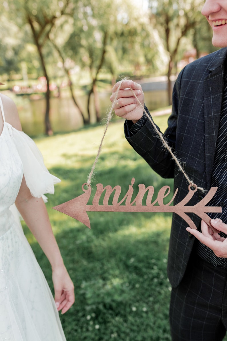 Wedding arrow sign image 1