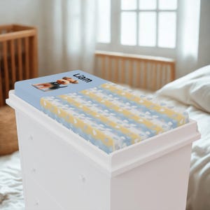 Könnte beinhalten: Ein Set aus drei Keramikbechern mit gesprenkelter, matter Oberfläche. Die Becher sind in Creme-, Hellgrau- und Dunkelgrautönen gehalten. Jeder Becher hat ein schlichtes, minimalistisches Design.