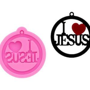 Pode incluir: Molde de silicone rosa para fazer um enfeite redondo com o texto "Eu amo Jesus" e um coração. O molde tem um furo na parte superior para pendurar.