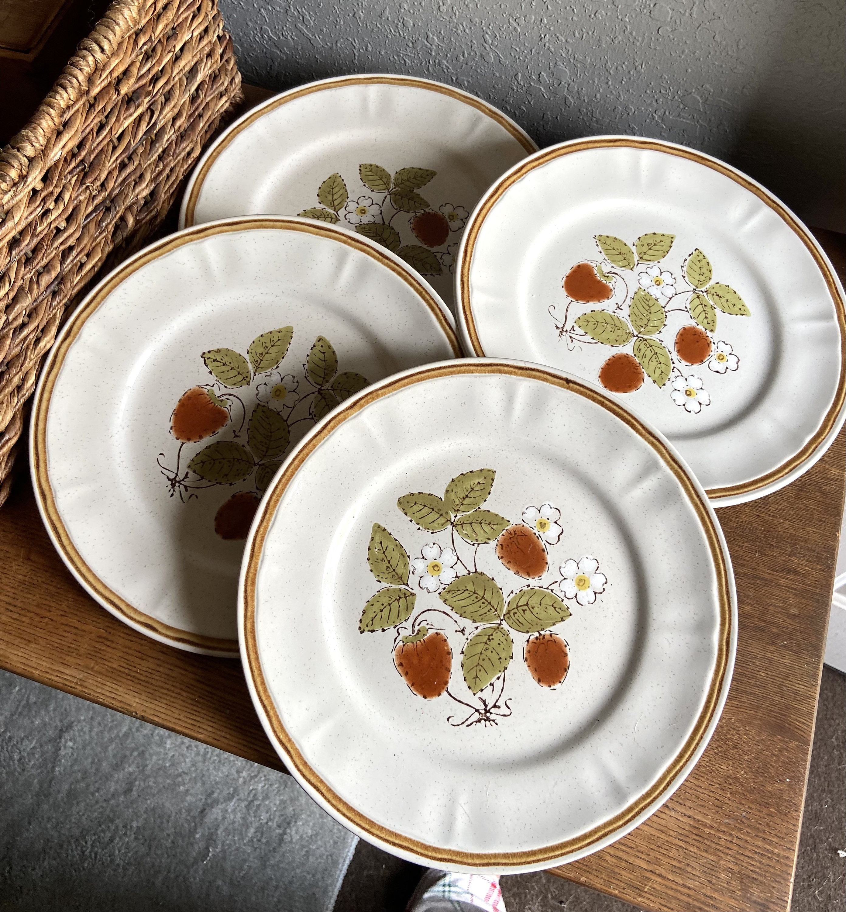 Vintage Americana Hearthside Strawberry Stoneware Berries 'n Cream