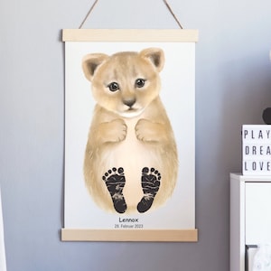 Fußabdruck Set Baby Geschenk Geburtsposter Babyparty personalisiert Geschenkidee Deko Kinderzimmer Geburt Löwe Löwenbaby Zoo Poster Wandbild
