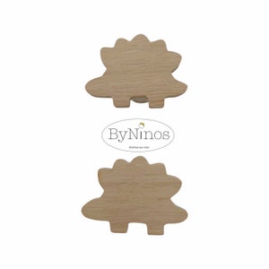 Op de afbeelding: Houten speelgoed egel met een eenvoudig ontwerp. Het speelgoed is gemaakt van natuurlijk hout en is ongeverfd. Het speelgoed is gevormd als een egel met een ronde rug en een puntige neus. Het speelgoed is ongeveer 7,5 cm hoog en 5 cm breed.