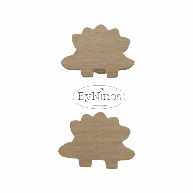 Op de afbeelding: Houten speelgoed egel met een eenvoudig ontwerp. Het speelgoed is gemaakt van natuurlijk hout en is ongeverfd. Het speelgoed is gevormd als een egel met een ronde rug en een puntige neus. Het speelgoed is ongeveer 7,5 cm hoog en 5 cm breed.