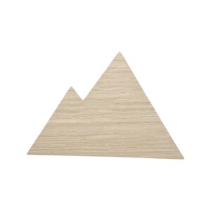 Pode incluir: Uma decoração de parede de madeira em forma de montanha de cor castanho claro. A montanha é feita de uma única peça de madeira e tem um design simples e moderno.