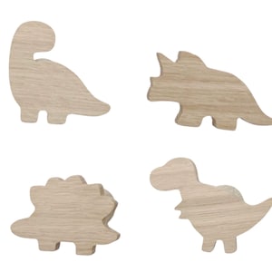 Op de afbeelding: Vier houten dinosaurusvormen in een lichtbruine kleur. De dinosaurussen zijn een stegosaurus, een triceratops, een brachiosaurus en een tyrannosaurus rex.