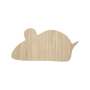 Op de afbeelding: Een houten uitsnijding van een muis in een lichtbruine kleur. De muis kijkt naar de rechterkant van de afbeelding.