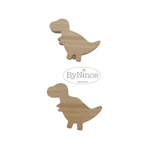 Op de afbeelding: Twee houten dinosaurusvormen, een boven de andere, met de tekst "ByNinios Spielwaren aus Holz" in een witte ovaal.
