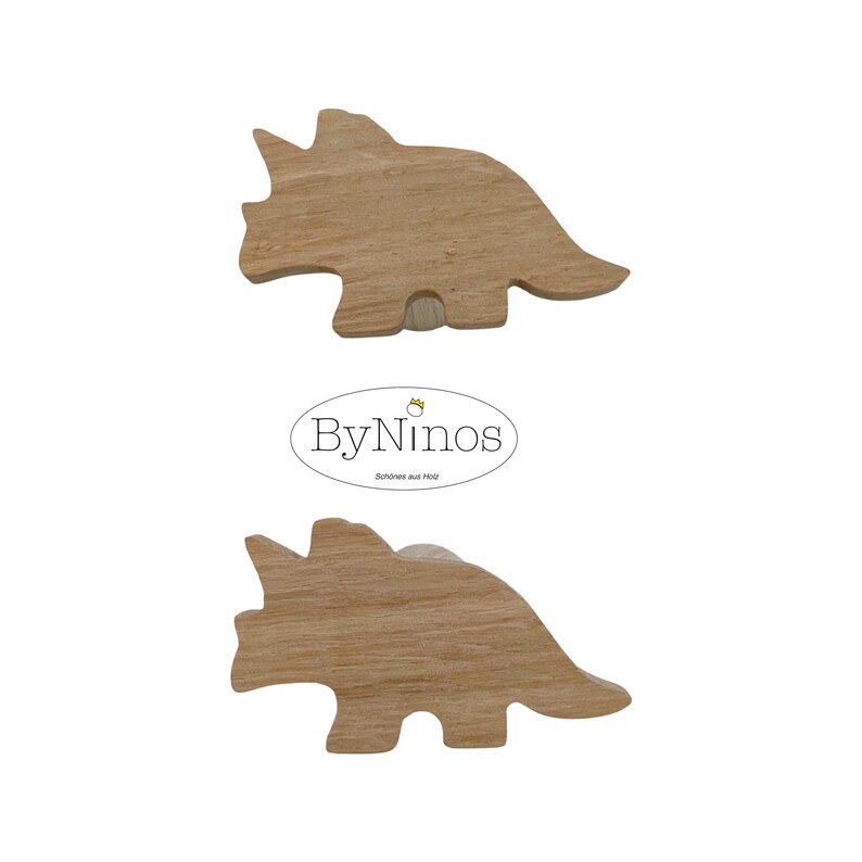 Op de afbeelding: Houten speelgoed dinosaurus in de vorm van een Triceratops. De dinosaurus is lichtbruin en heeft een eenvoudig ontwerp. Het speelgoed is gemaakt door ByNinos.