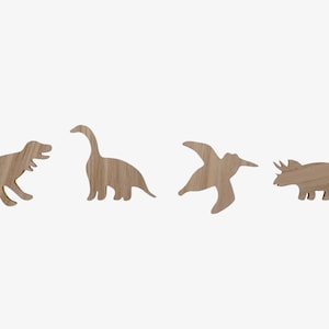 Può includere: Quattro sagome di dinosauri in legno, tra cui un Tyrannosaurus Rex, un Brachiosaurus, un Pterodattilo e un Triceratopo.