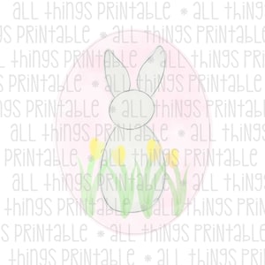 Op de afbeelding: Een aquarel-illustratie van een wit konijn dat in een veld met groen gras en gele bloemen staat. Het konijn staat in het midden van een roze cirkel.