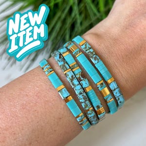 Stapelbara armband med turkosa och 24k guldpärlor | Armband med glasplattor | 24k guld | Miyuki Tila | Stretchigt elastiskt armband