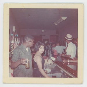 Hej, ślicznotko: Afroamerykanin sprawdza kobietę Migawka Szczera dziewczyna Bar Koktajl Vintage Potoczne zdjęcie Fotografie Życie nocne