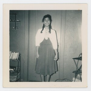 1960年代のかわいい女の子のヴィンテージアフリカ系アメリカ人のティーンドレスカーディガン三つ編み写真オリジナル写真白黒おさげ髪