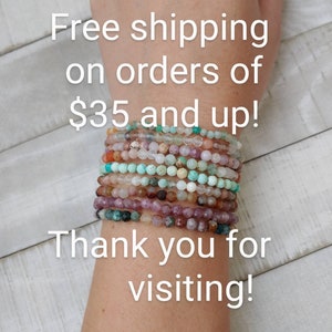Puede incluir: Una pila de pulseras de cuentas en varios colores, incluyendo verde, rosa y transparente. Las pulseras est&aacute;n hechas de peque&ntilde;as cuentas redondas. La imagen tambi&eacute;n incluye el texto "Thank you for visiting!"