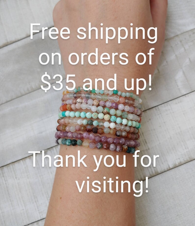 Puede incluir: Una pila de pulseras de cuentas en varios colores, incluyendo verde, rosa y transparente. Las pulseras est&aacute;n hechas de peque&ntilde;as cuentas redondas. La imagen tambi&eacute;n incluye el texto "Thank you for visiting!"