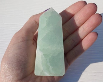 Pistacho Calcite Tower #4, Calidad AAA, Medio / Calmante, Calmante, Compasión, Armonía, Comunicación, Amor Propio, Equilibrio Emocional