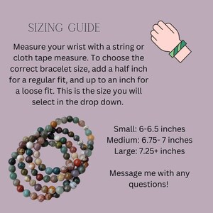 Puede incluir: Imagen que muestra una gu&iacute;a de tallas para pulseras. La gu&iacute;a incluye instrucciones sobre c&oacute;mo medir la mu&ntilde;eca y seleccionar la talla correcta de la pulsera. La imagen tambi&eacute;n muestra varias pulseras de cuentas en varios colores y tama&ntilde;os. Peque&ntilde;o: 15,2-16,5 cm, Mediano: 17,1-17,8 cm, Grande: 18,4+ cm.