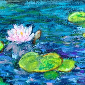 Può includere: Un giglio d'acqua rosa con foglie di ninfea verdi che galleggiano su uno stagno blu. L'acqua è dipinta con pennellate blu, verdi e viola.