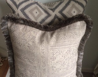 Vanessa Arbuthnott Housse de coussin rectangulaire Up The Garden Path Couleur bleu sarcelle avec bordure ric-rac 45cm x 30cm - France
