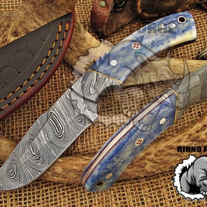 Coltello damasco Coltello da caccia in acciaio damasco fatto a mano Coltello damasco Coltello damasco completo Tang Manico in osso di cammello colorato UHB-2