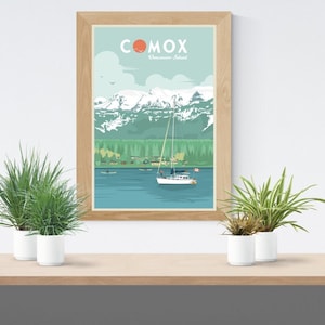 Peut inclure: Une affiche de voyage de style vintage avec un schéma de couleurs bleu, vert et blanc. L'affiche représente un voilier sur une étendue d'eau avec des montagnes en arrière-plan. Le texte sur l'affiche indique "Comox, île de Vancouver".