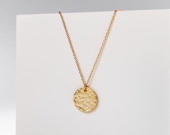 KARA - collier de pièce d'or boho de style vintage avec pendentif disque martelé abstrait avec chaîne délicate en argent sterling plaqué or 925 minimaliste