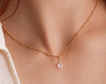 Delicado collar de piedra lunar en forma de lágrima: cadena satélite bañada en oro de 14 k