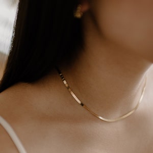 Delikatny złoty naszyjnik choker, cienki płaski łańcuszek typu „żmijka”, jodełka, regulowany naszyjnik, różowe złoto, srebro, minimalistyczny, boho, klasyczny naszyjnik do układania w stosy