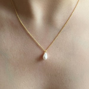 繊細なパールネックレス、ティアドロップパールペンダント、シェルパール、ウォータードロップ、ドロップレットペンダント、ゴールド、ホワイトパール、ミニマリスト、シンプル、ブライダルギフト