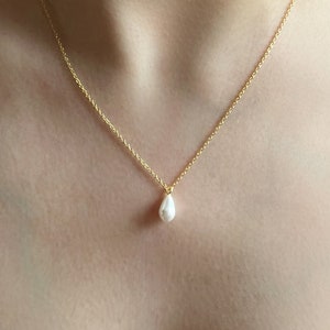 Dainty pearl necklace, teardrop pearl pendant, shell pearl, water drop, droplet pendant, gold, white pearl, minimalist, simple, bridal gift