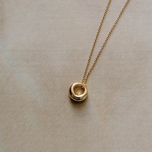 Simple, classic, easy to to wear for the everyday, our OLIVIA circle pendant necklace in gold