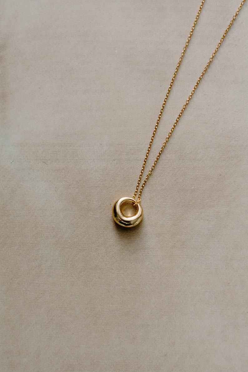 Simple, classic, easy to to wear for the everyday, our OLIVIA circle pendant necklace in gold