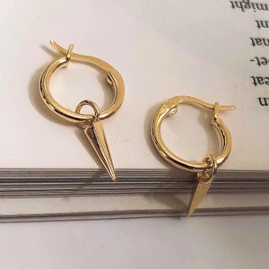 Delicados pendientes de aro con pinchos dorados: pendientes Huggies de plata de ley 925
