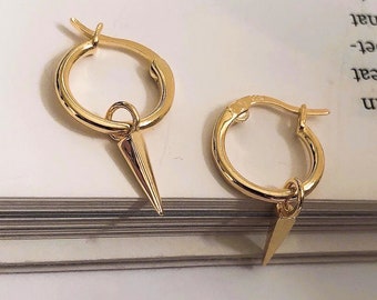 Pendientes de aro delicados con forma de pincho dorado: Pendientes de aro pequeños de plata de ley 925