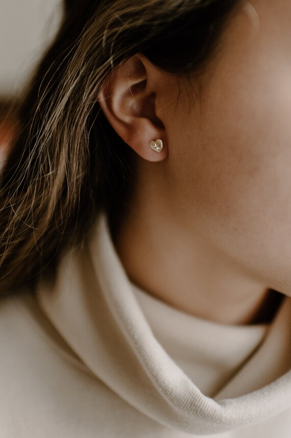 Vintage 14k Gold Heart Stud Earrings: Tiny Star E… - image 2