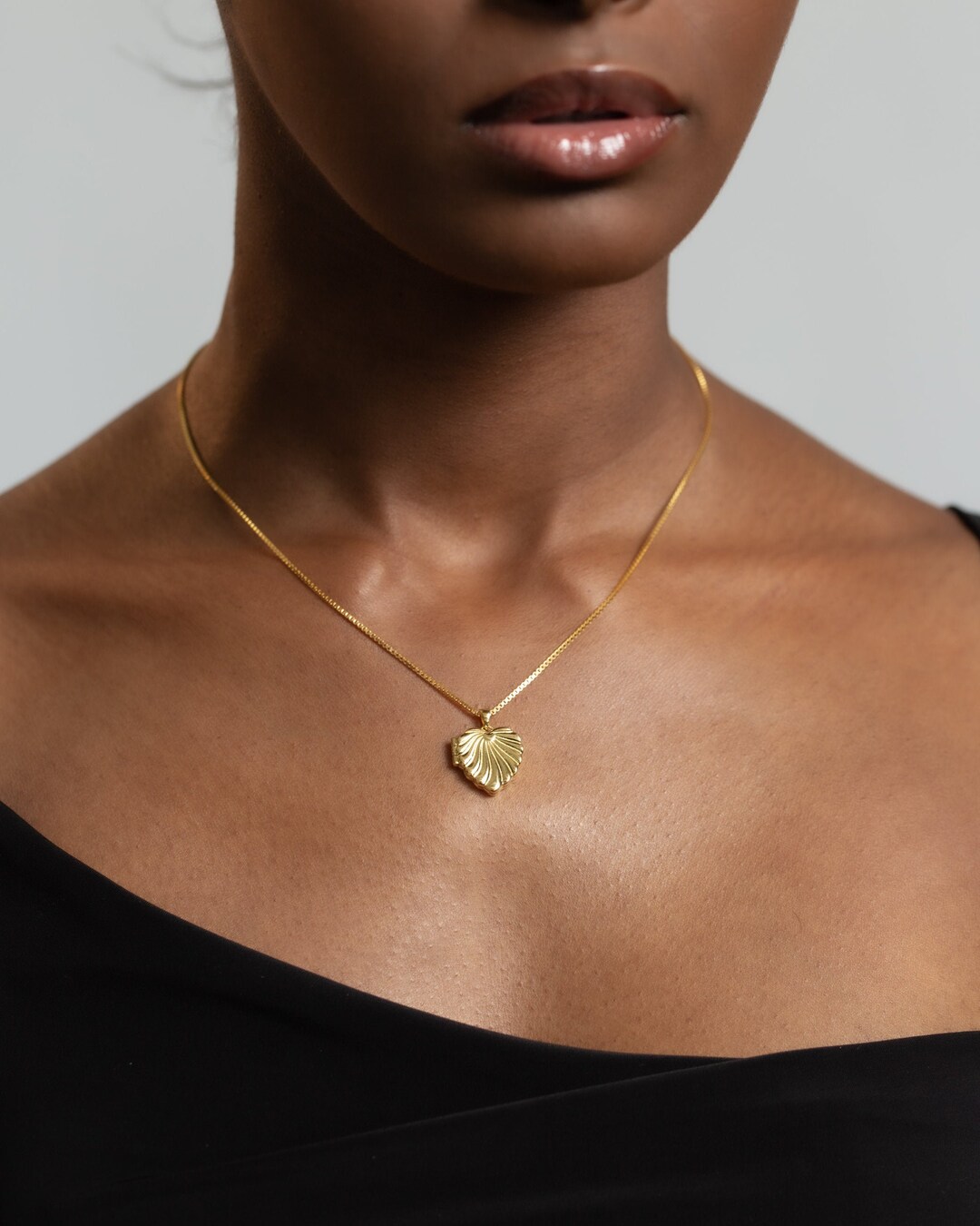 [COLD FRAME] /☆  VERY VINTAGE GOLD HEART PENDANT NECKLACE VERY VINTAGE TINY BLACK GOLD HEART PENDANT NECKLACE