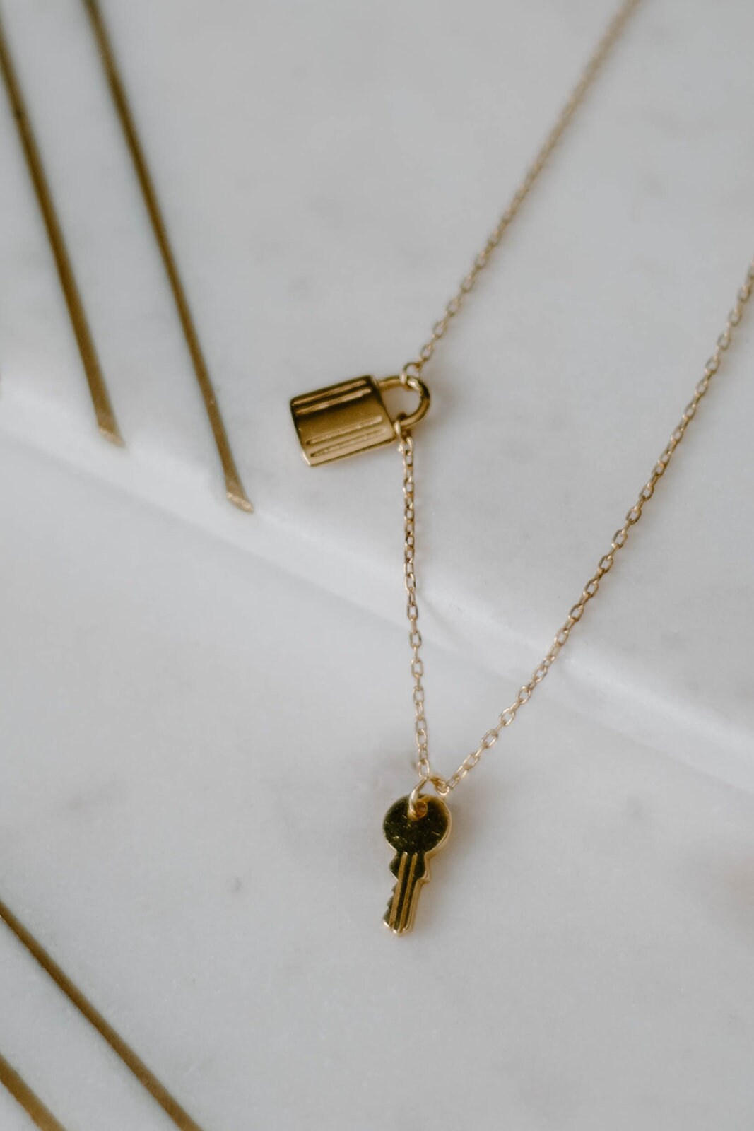 Collana con ciondolo: collana con chiave e lucchetto placcati in oro - Italia