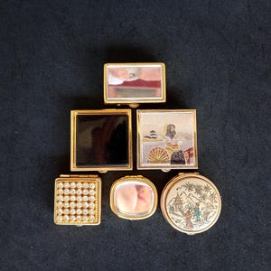 Svartvit lover Vintage metallminiatyrlåda för piller, marijuana, ringar. Glas emalj mässing harts miniatyrlåda, guldfärgad. 70-talet 80-talet 90-talet svartvitt