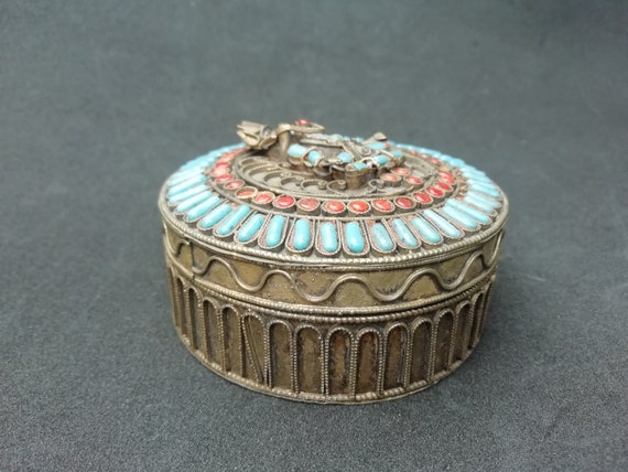 Vintage turquoise, coral and metal box with a fig… - image 3